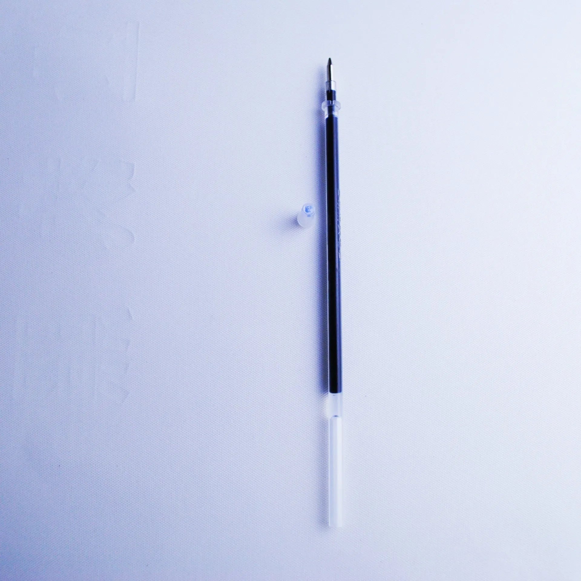Automatic fading pen set with 0.5mm tip, 130mm plastic body, blue ink cartridges, pen pole, and holder