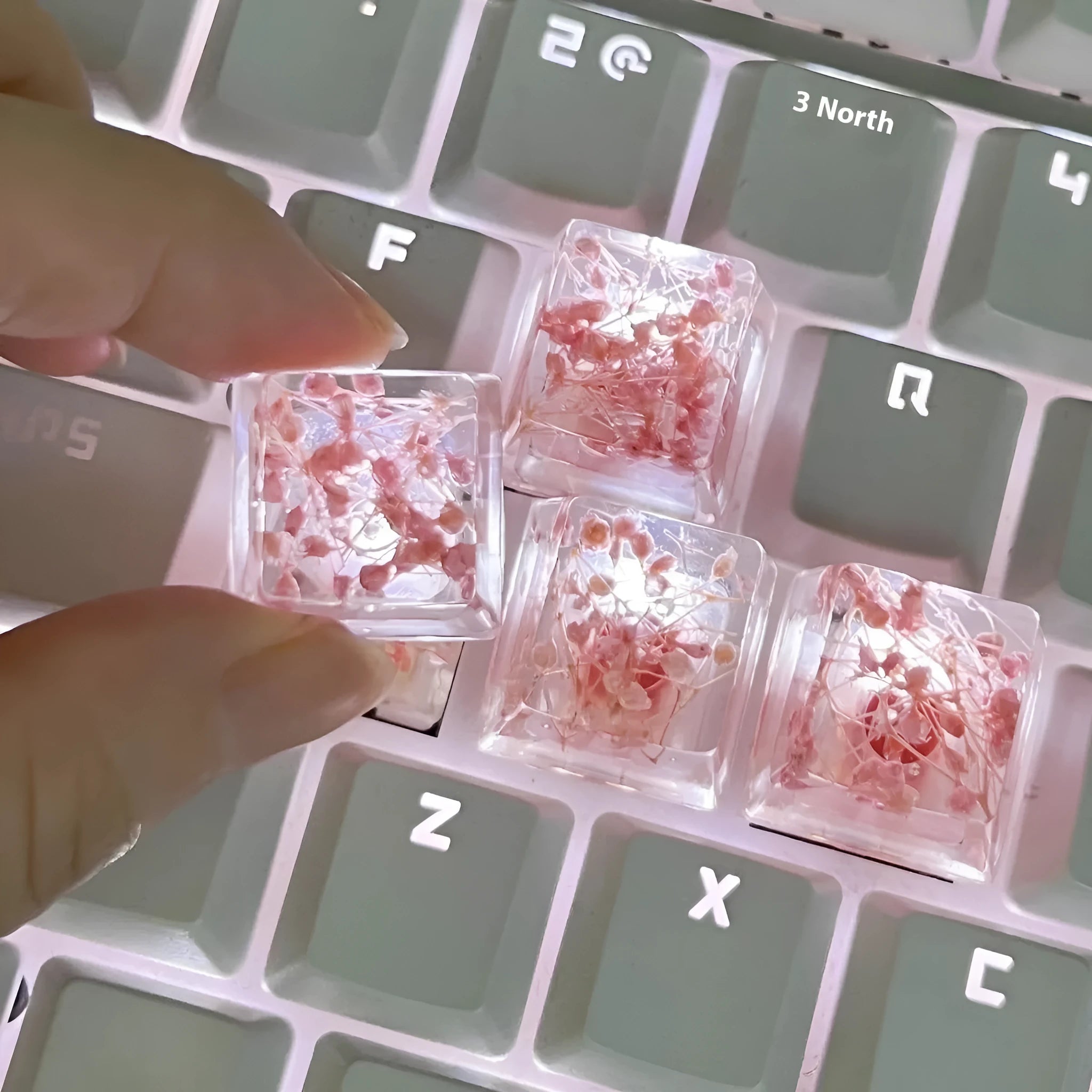 Resin starry sky keycap for mechanical keyboards in transparent design with glitter particles