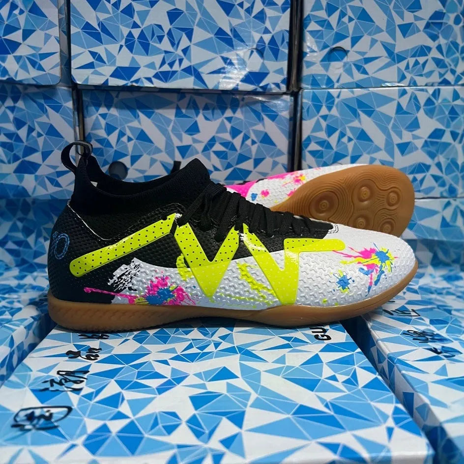 Low-top adult football trainers in black and yellow with anti-slip rubber outsole