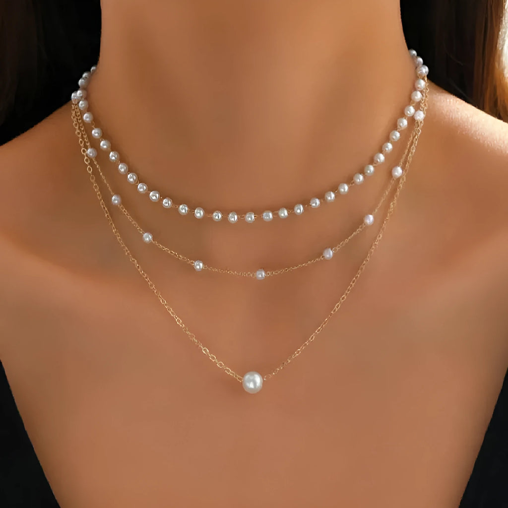 Three-layer pearl chain necklace with imitation pearl leaf, U-shaped and geometric pendants in gold and white K