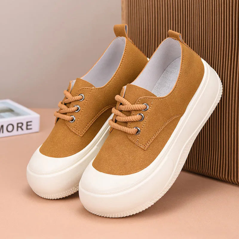 Women's beige suede platform loafers with round toe and front lace-up on a 4cm rubber sole.