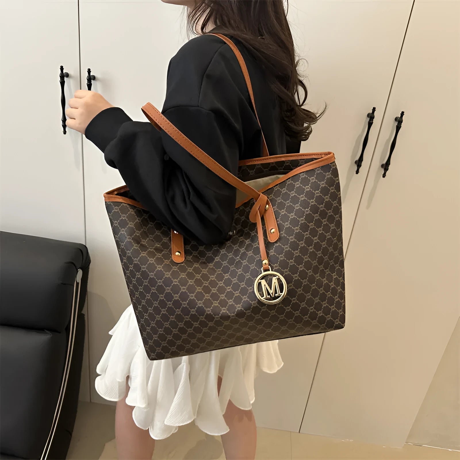 PU shoulder bag in street trend style with visible sewing thread detail