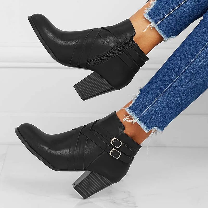 Plus size women's ankle boot with a chunky 7cm heel and side zipper in grey.