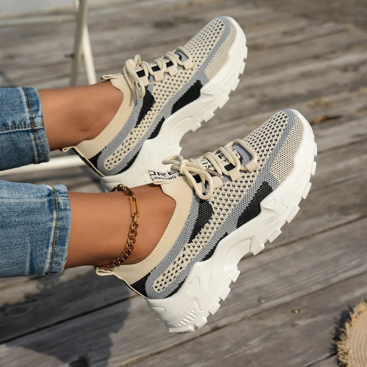 Women's Flyknit mesh lace-up sneakers in low flat heel design for walking and running