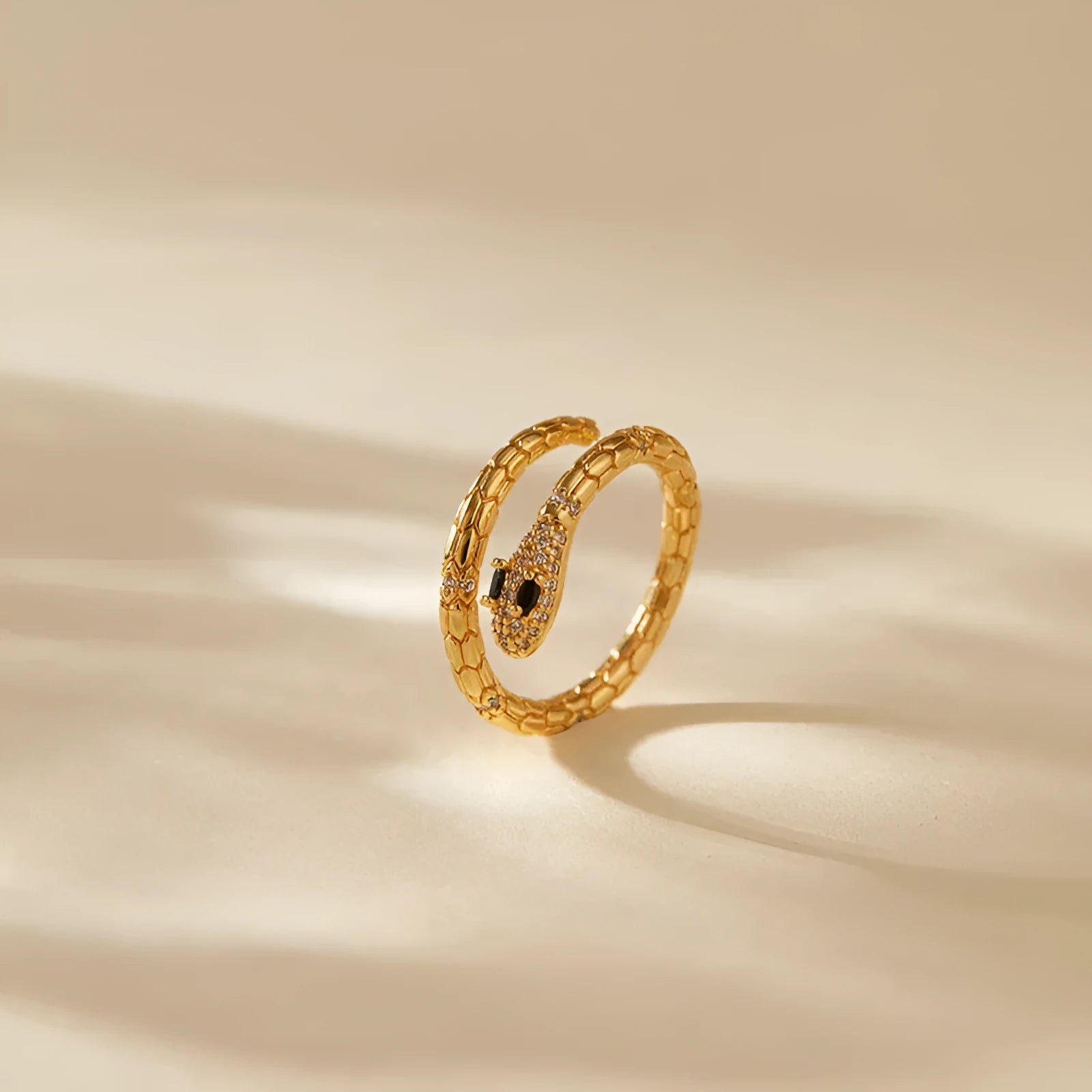Women's adjustable copper snake ring with 18K gold-colour plating and diamond treatment in KR0201 colour.