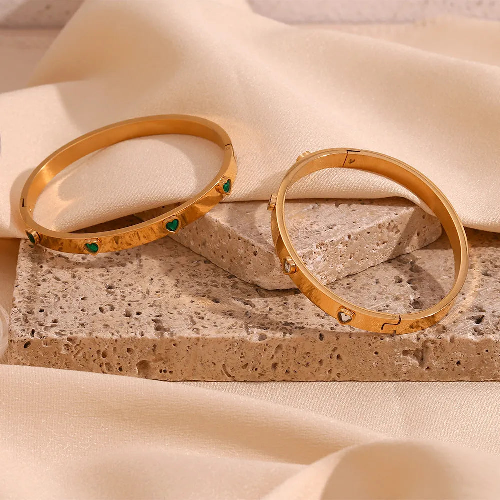 Stainless steel women's bracelet with micro-inlaid peach heart design in golden electroplated finish
