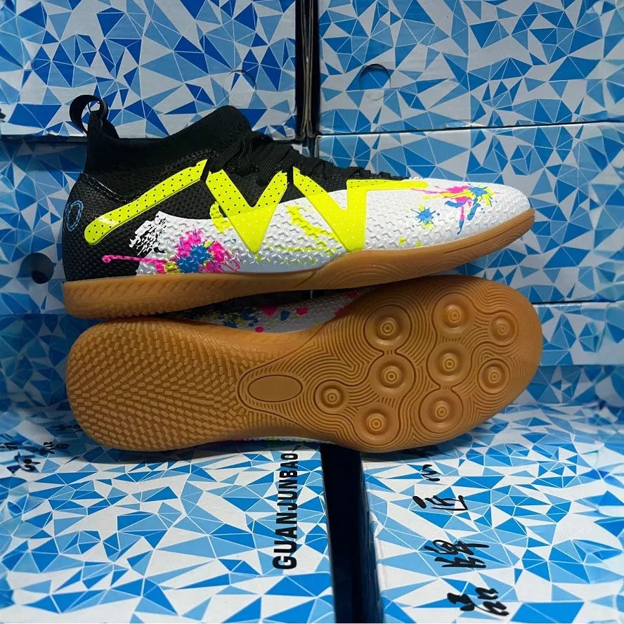 Low-top adult football trainers in black and yellow with anti-slip rubber outsole