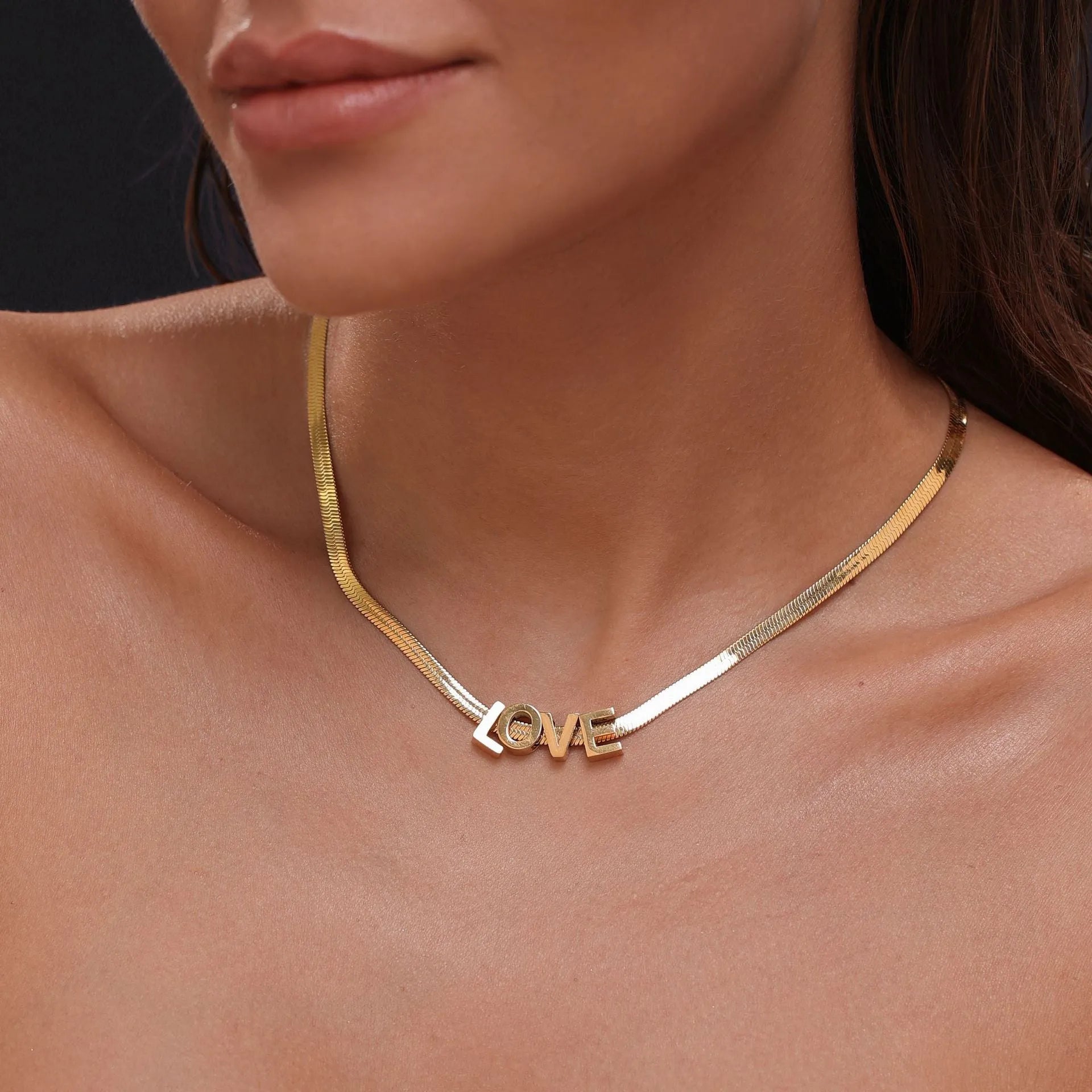 Gold or silver titanium steel necklace with letter or number pendant on 40.5cm chain