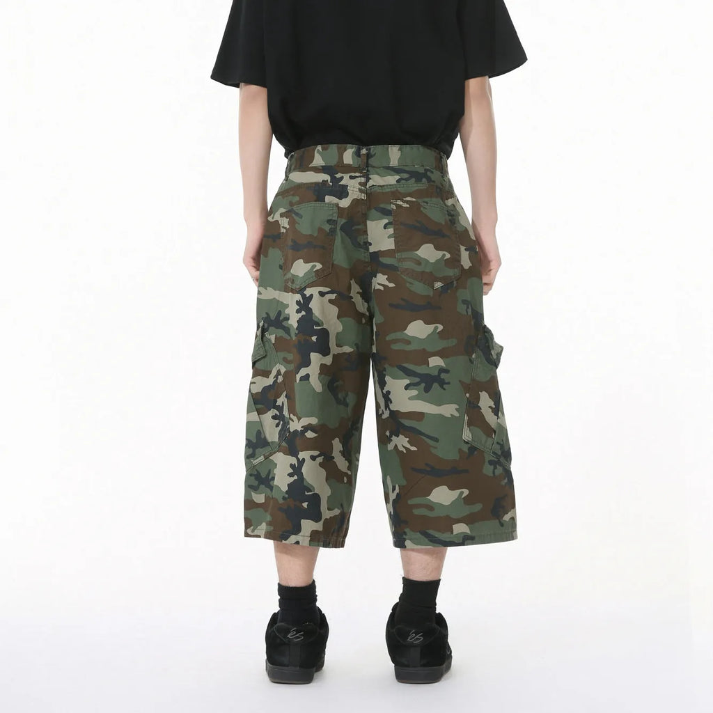 Men's camouflage cotton wide-leg jeans with large side pockets and cropped length