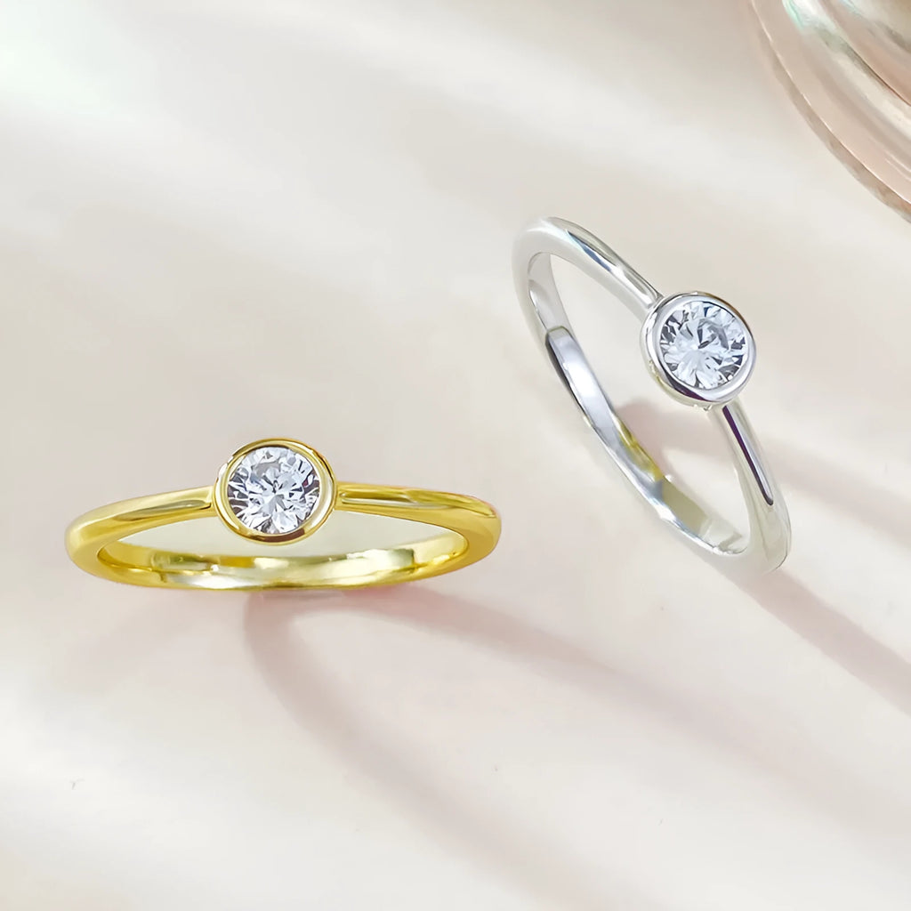 Minimalist silver crown-shaped ring with linear details in gold or platinum finish.