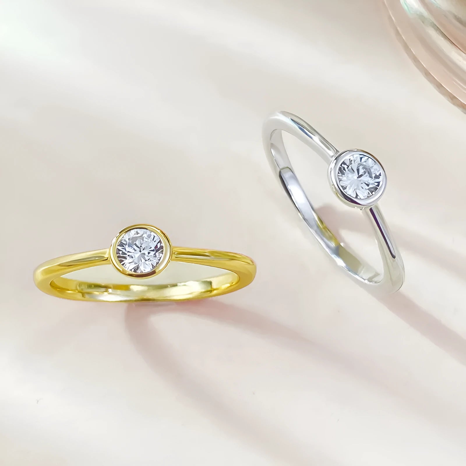 Minimalist silver crown-shaped ring with linear details in gold or platinum finish.