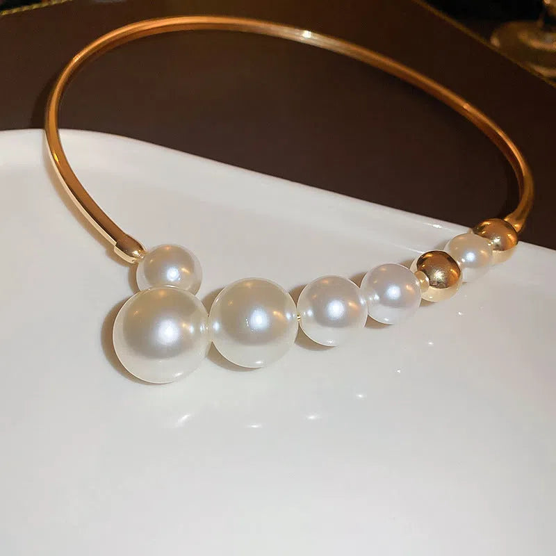 Gold tone women's choker with geometric shape, inlaid imitation pearl, and copper collarbone chain, 30cm and below