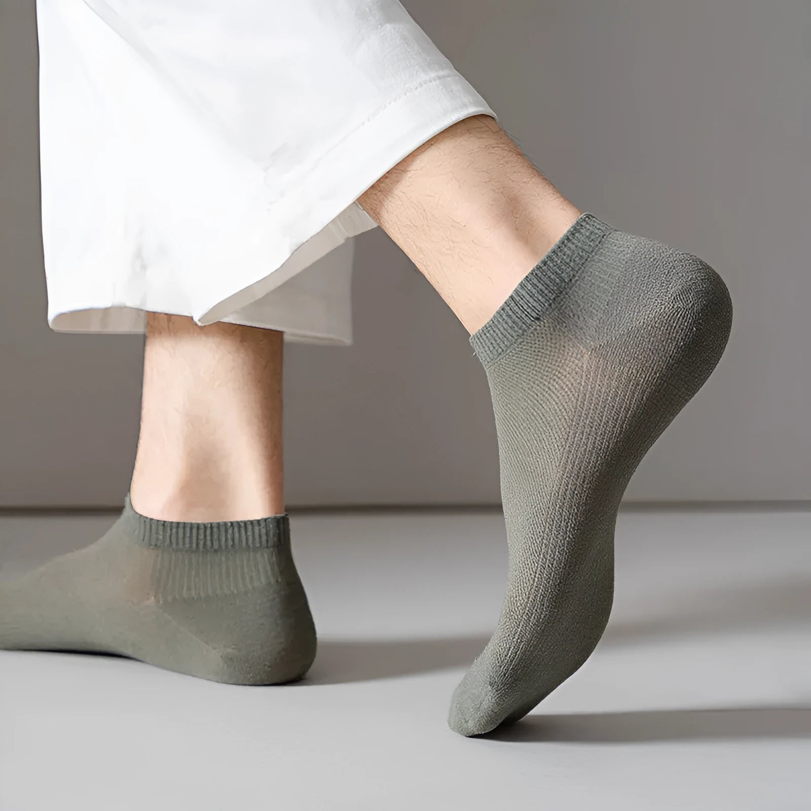 Men's solid colour low-cut boat socks in polyester, shown in multiple colour options.
