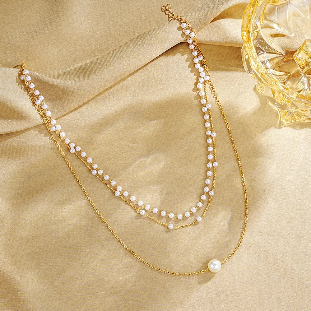 Three-layer pearl chain necklace with imitation pearl leaf, U-shaped and geometric pendants in gold and white K