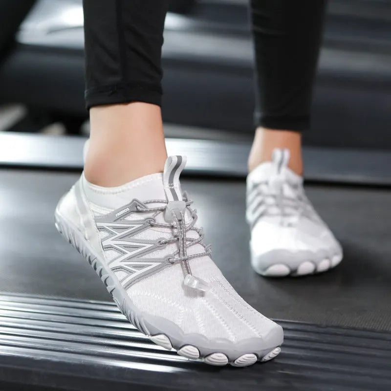 Indoor fitness sneakers in various colours with rubber sole and mesh upper for men and women training