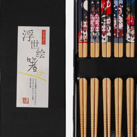 Bamboo chopsticks set with Japanese lucky cat and chi ya blue cartoon patterns, 5 pairs in packaging.
