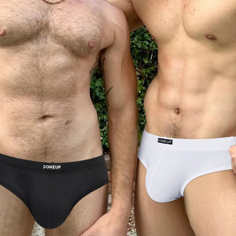 Men's low waist briefs in solid colours with seamless construction and breathable polyester fabric
