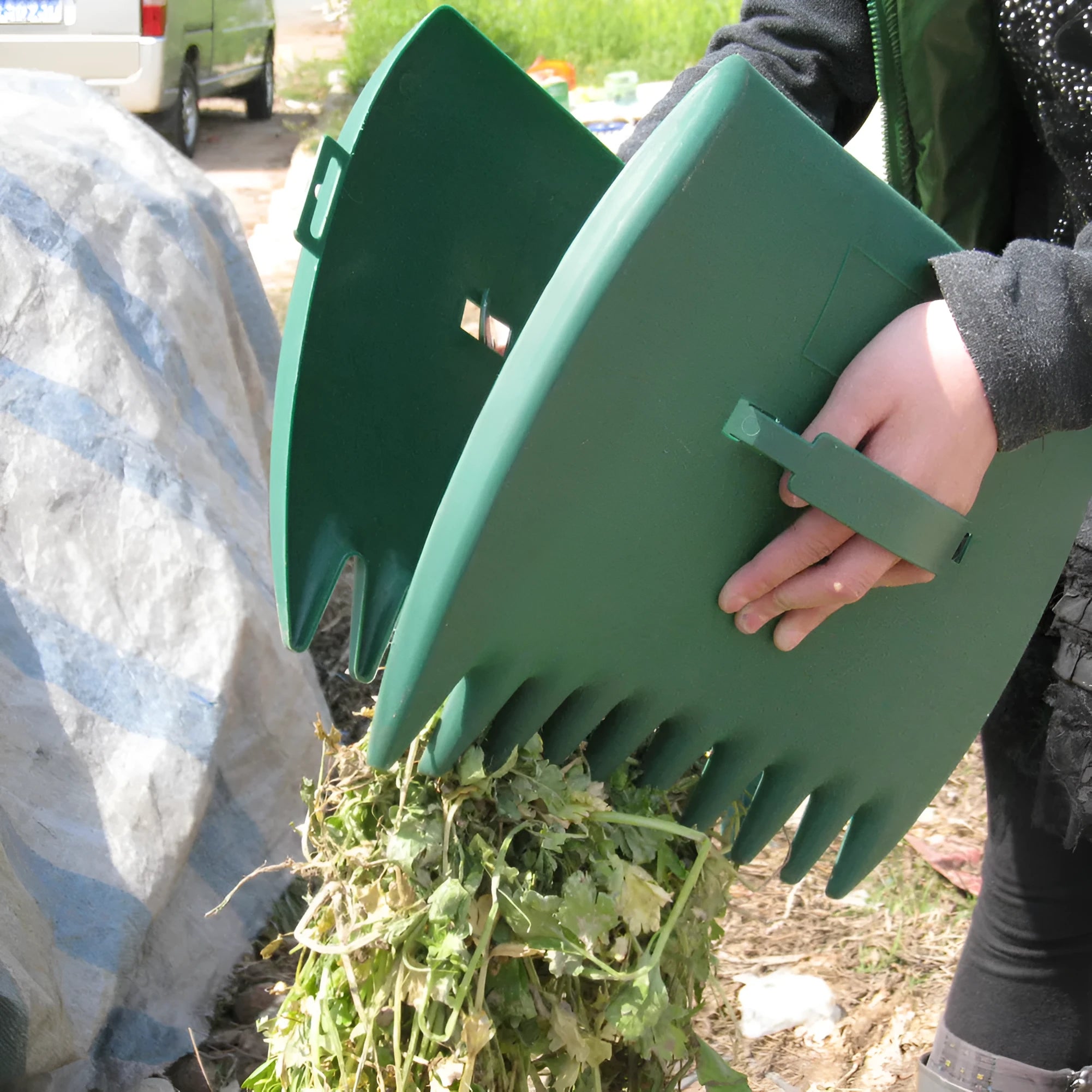 Green plastic garden leaf scoops with hand band, 34x26cm, for collecting leaves and debris