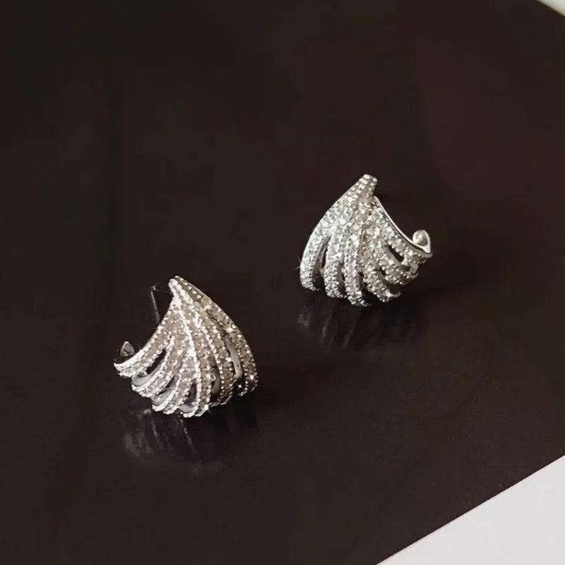 Women's geometric line design earrings in platinum colour with zircon material