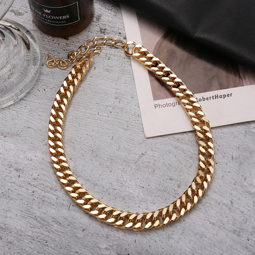 Women's gold chain necklace with 32cm chain and 6cm pendant in electroplated alloy