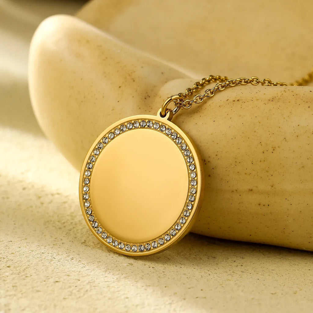 Geometric stainless steel necklace with 18K purity pendant in round shape on regular chain