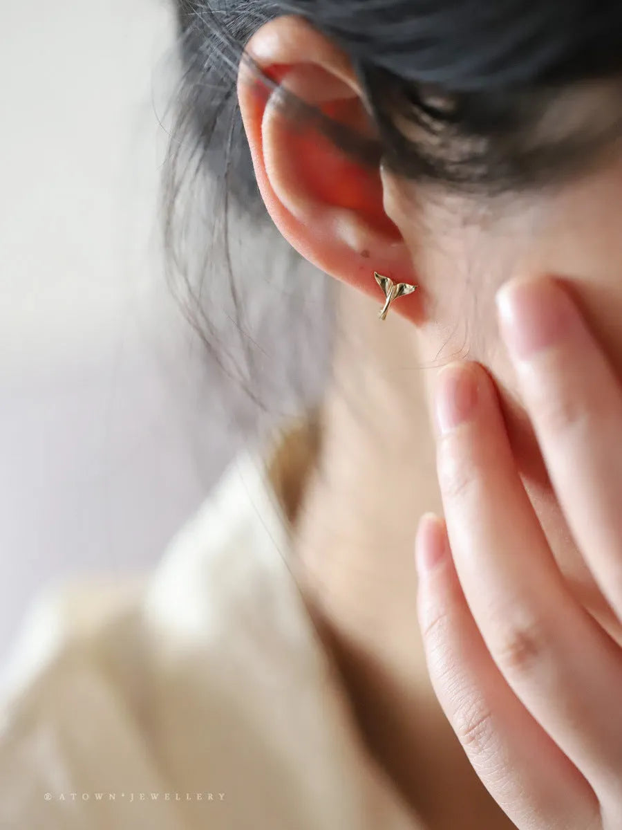 Sterling silver fishtail hoop earrings in gold and white gold finishes, 8mm inner diameter.
