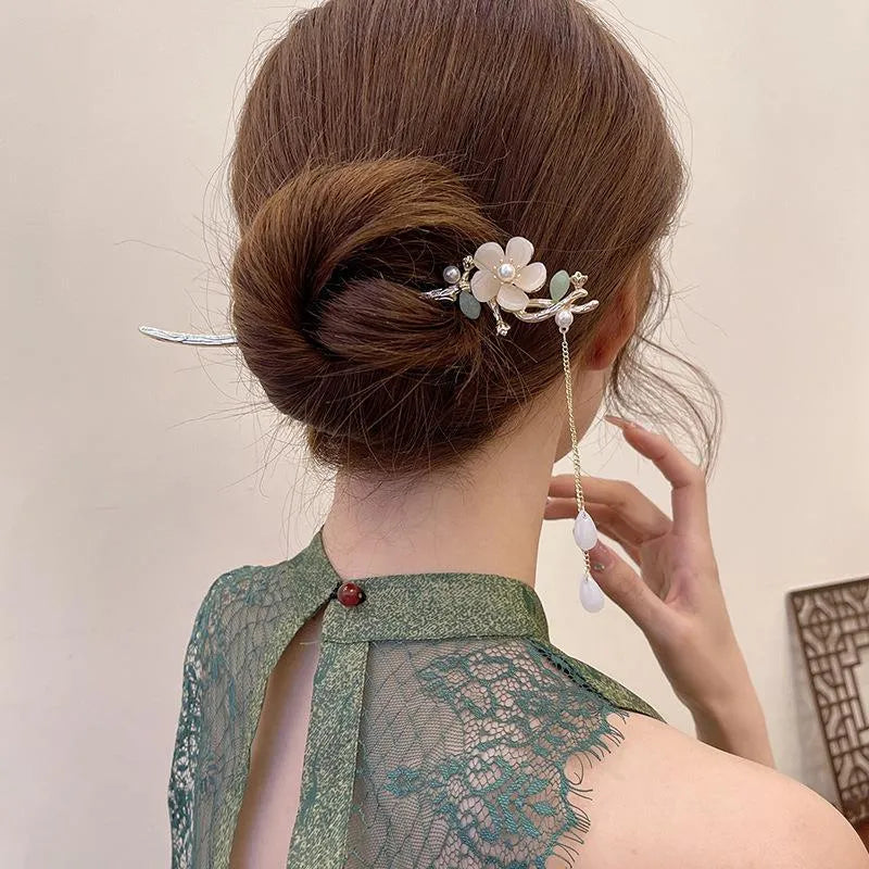 Four Seasons green leaf tassel hanfu hairpin with pearl alloy rhinestones, retro classical style, approximately 18cm long