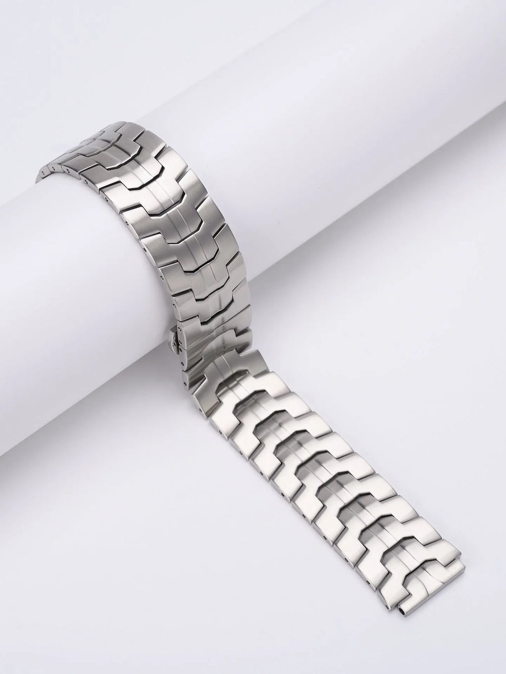 Stainless steel watch band showing silver and black colour options with universal 20mm 22mm sizing