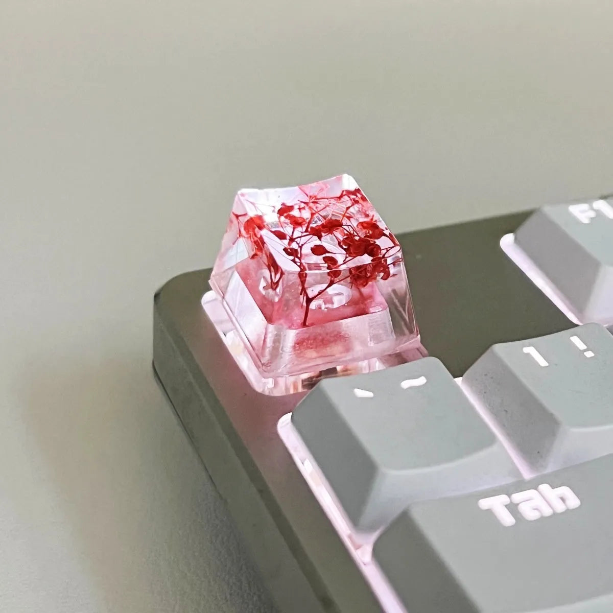 Resin starry sky keycap for mechanical keyboards in transparent design with glitter particles