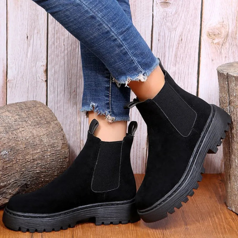 Women's solid colour chunky platform Martin boots with artificial PU upper and rubber sole, black