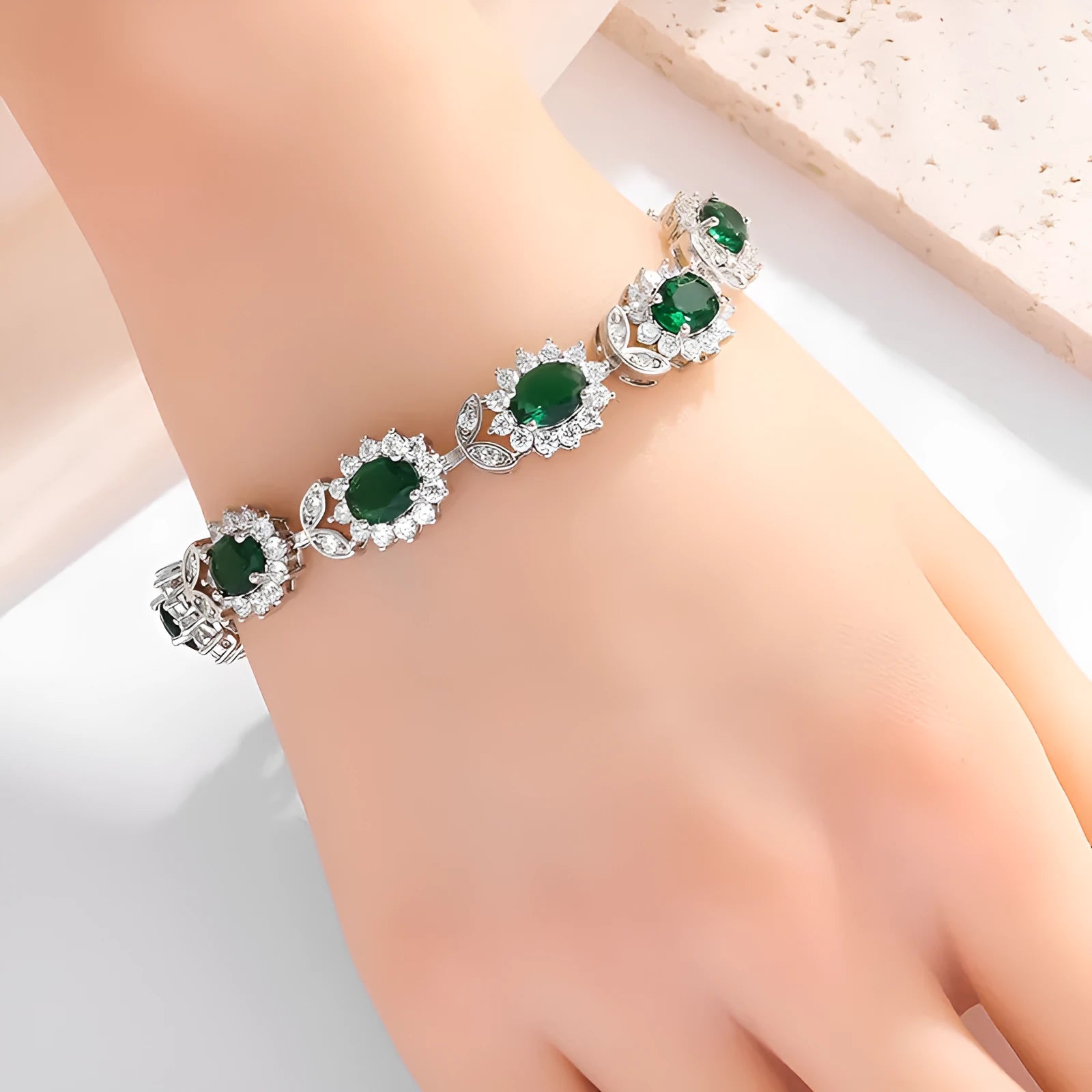 Personality Trend women's simple zircon bracelet in environmentally friendly alloy with electroplated finish