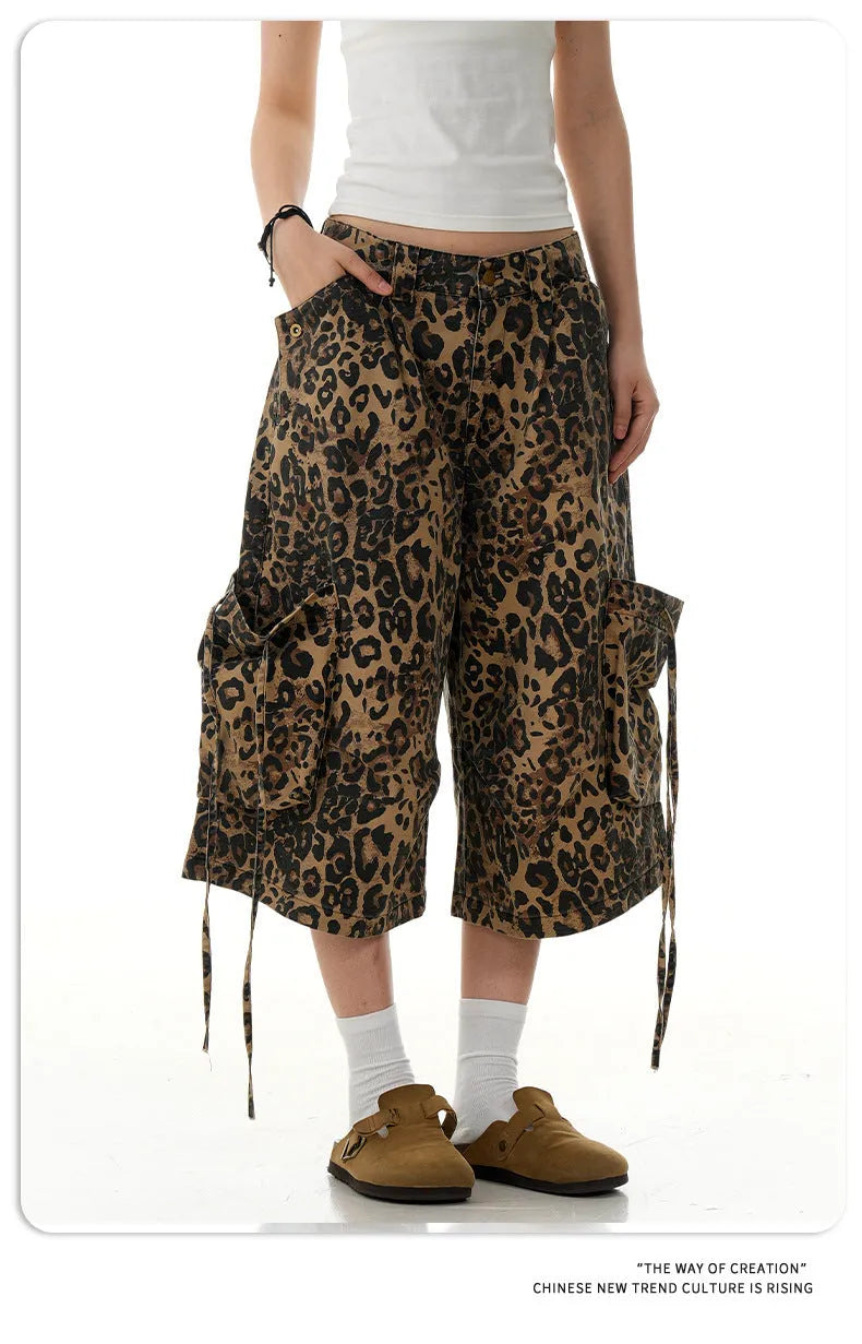 Women's leopard print cropped trousers with high waist and straight leg in cotton fabric