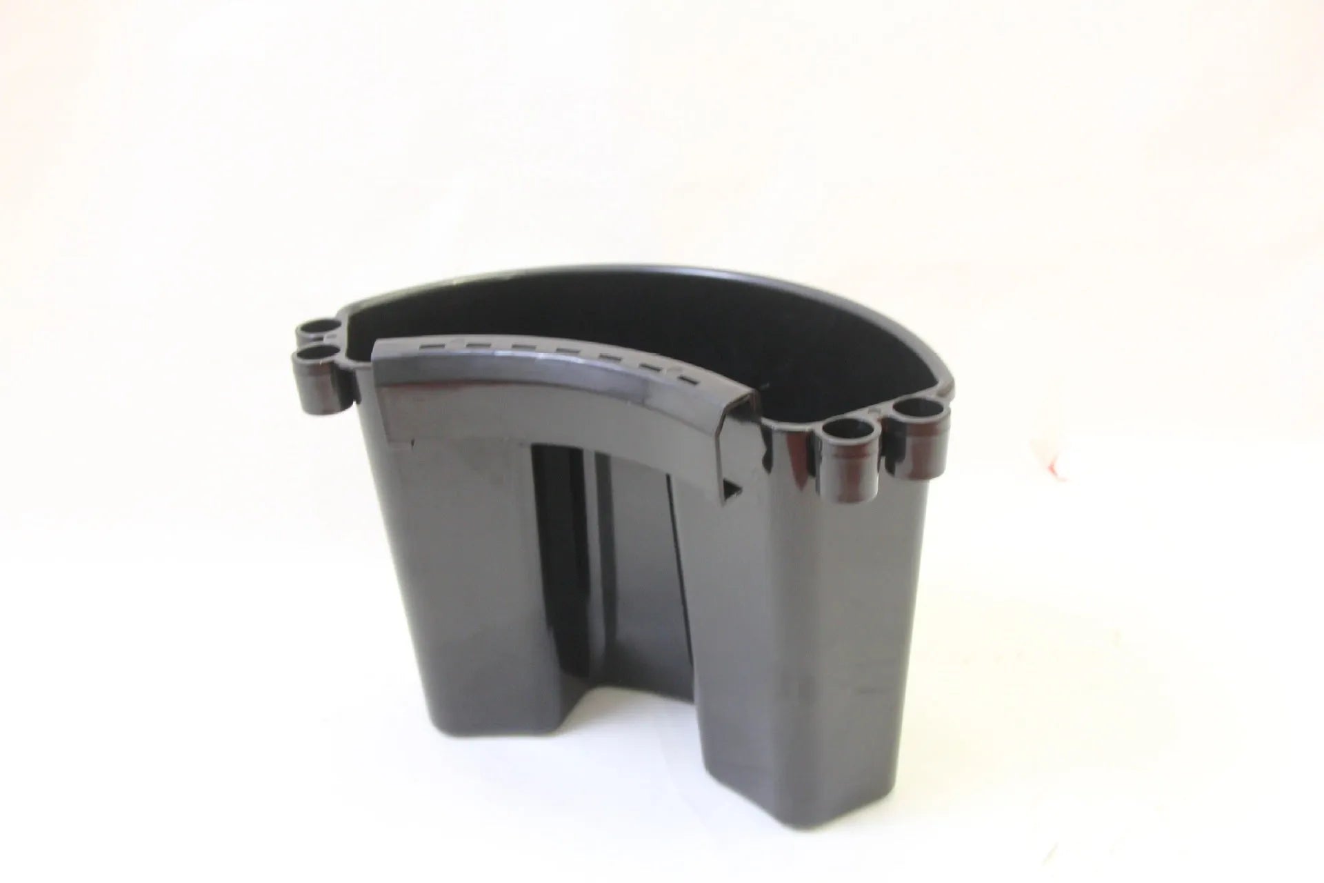 Black car washing bucket with interior washboard ridge, 30-litre capacity.