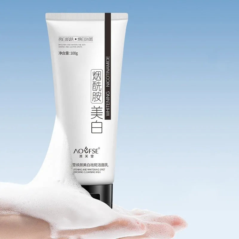 White tube of 100ml whitening and freckle-removing facial cleanser for pore cleansing.