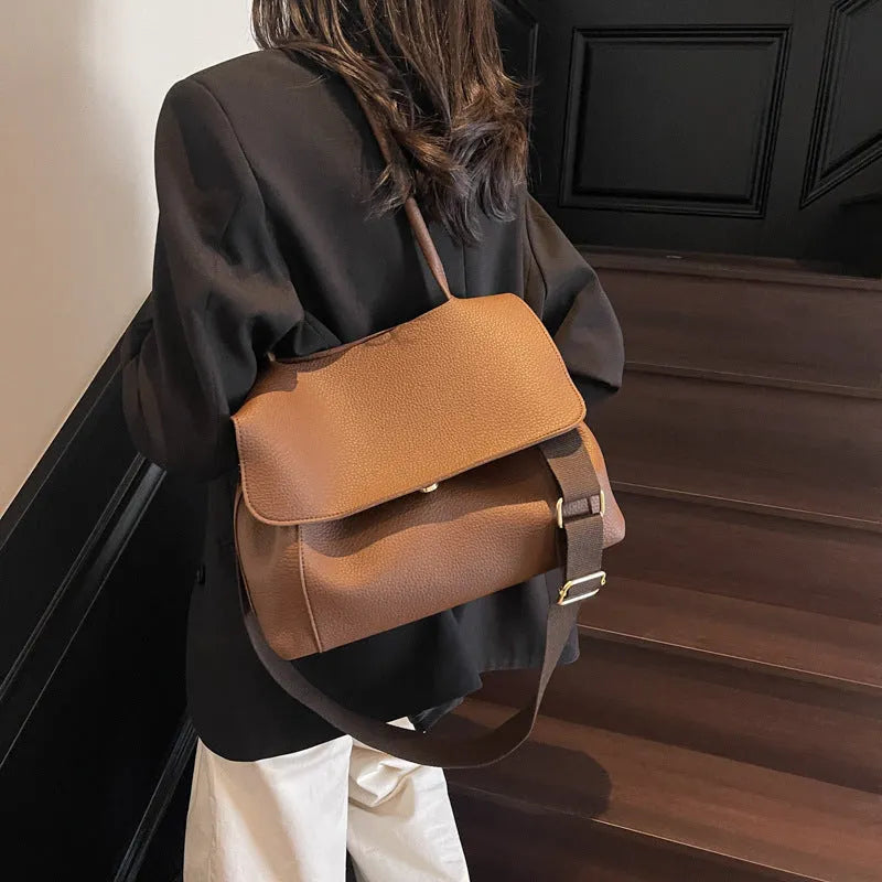Women's vintage style square tote bag in PU leather with double shoulder straps.