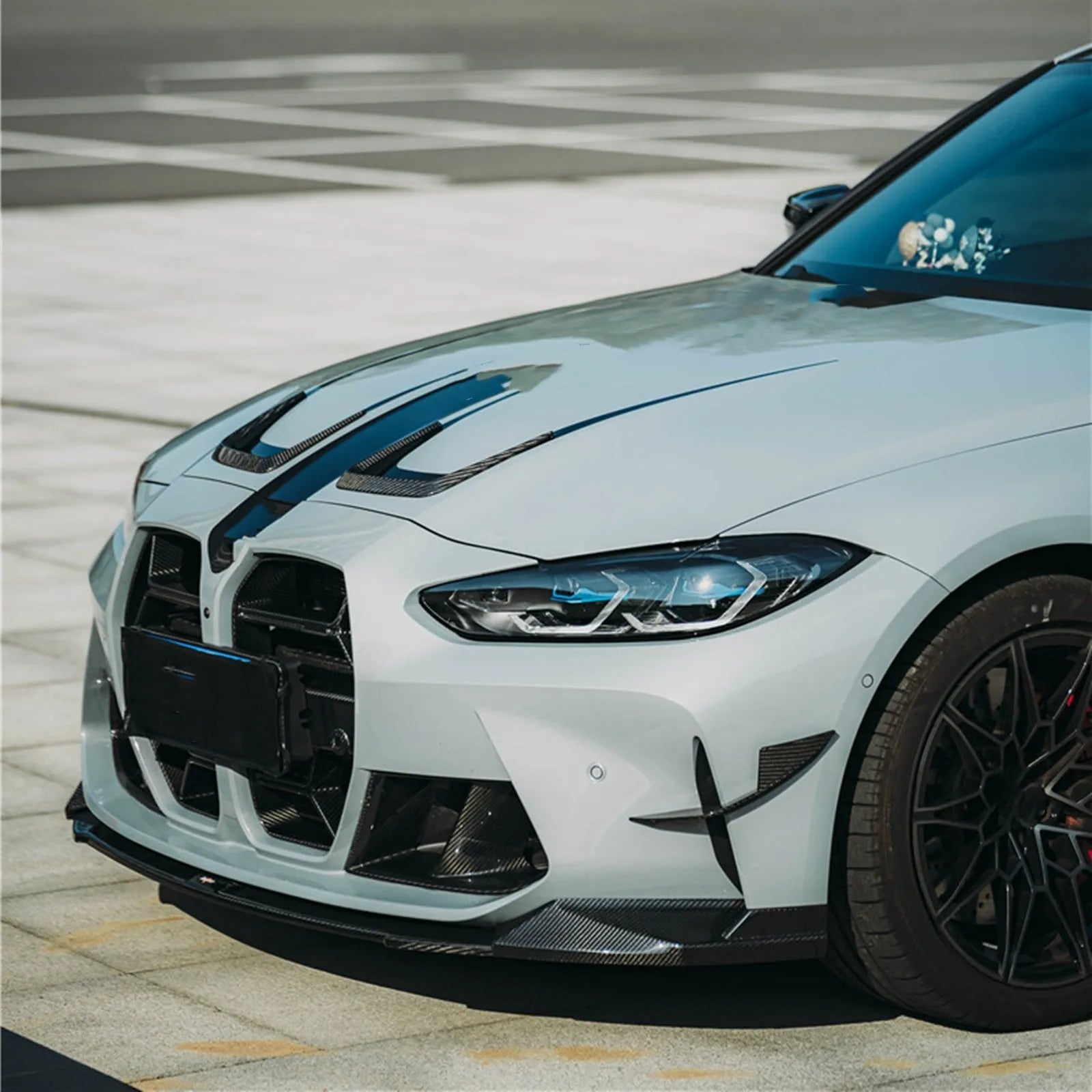 Black dry carbon fibre front bumper grille for BMW M3 M4 G80 G82 with 3K weave pattern.