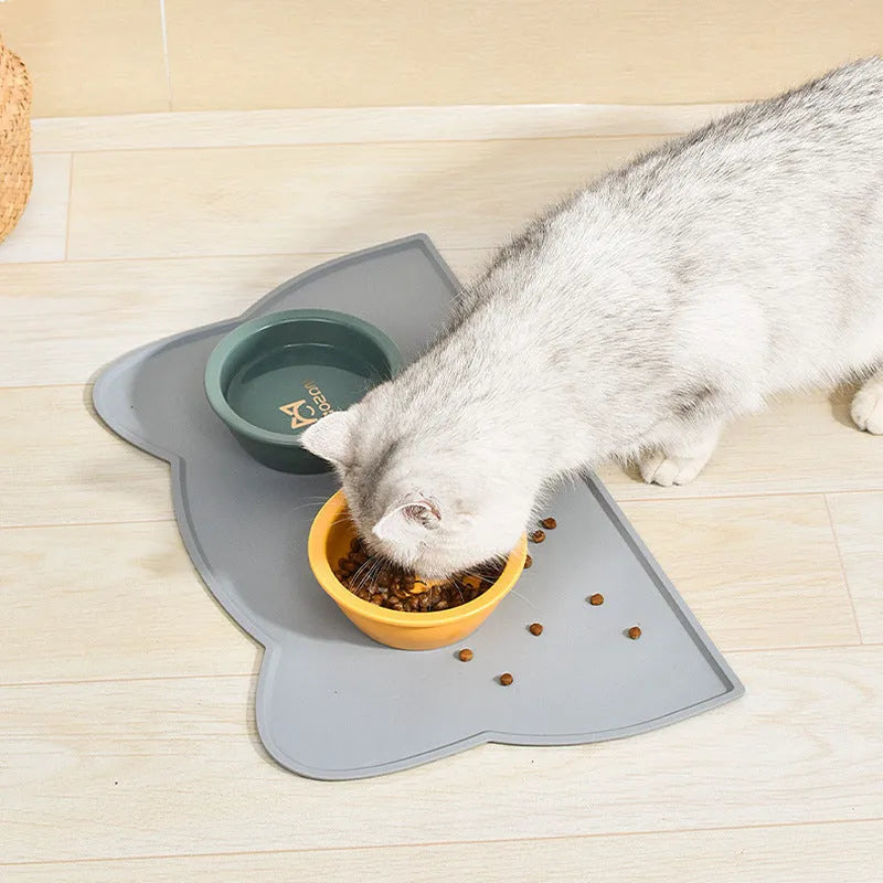Silicone pet feeding mat in cat head shape measuring 44 by 24 centimetres