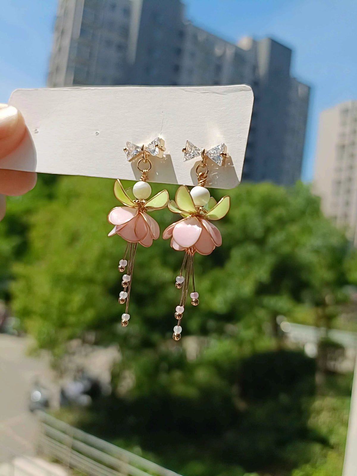 Original flower earrings in copper wire and resin, available in blue, green, pink, and purple, one pair.