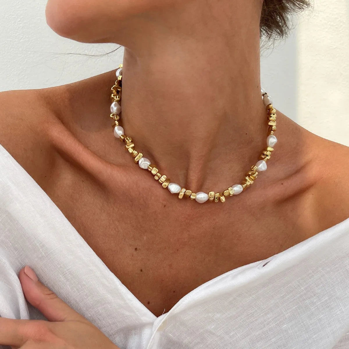 Personalised trendy shaped pearl necklace women electroplated alloy gold clavicle chain geometric pendant