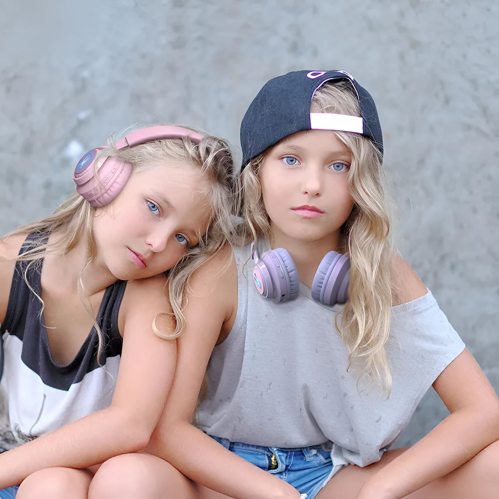 Wireless children's headphones with RGB lights in pink or purple colour options