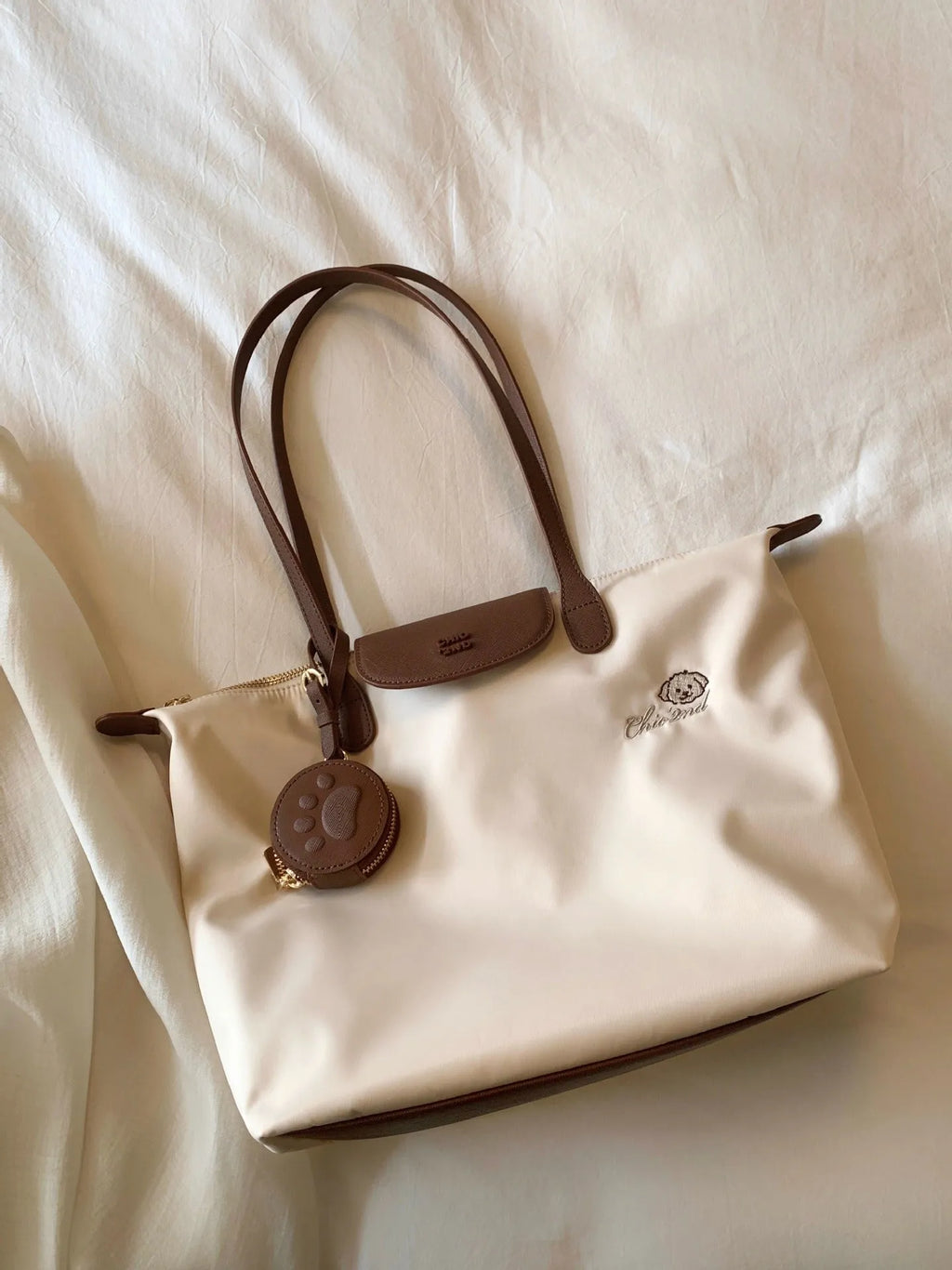 Large pink Oxford cloth tote shoulder bag showing external sandwich pocket and casual design.