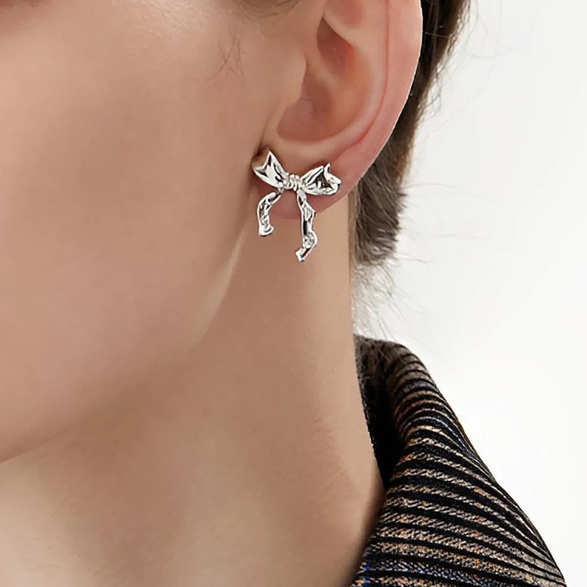 Pair of bow earrings in simple style, alloy with electroplated gold or silver finish