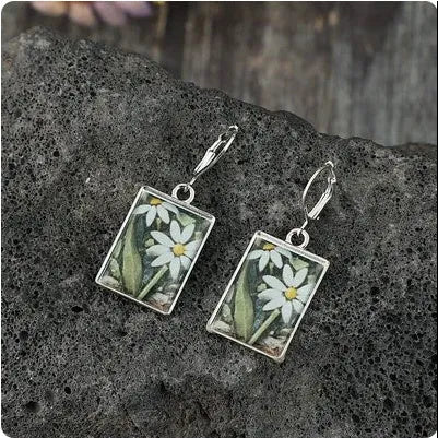 Silver alloy rectangular epoxy ear clip with little daisy inlay, retro style