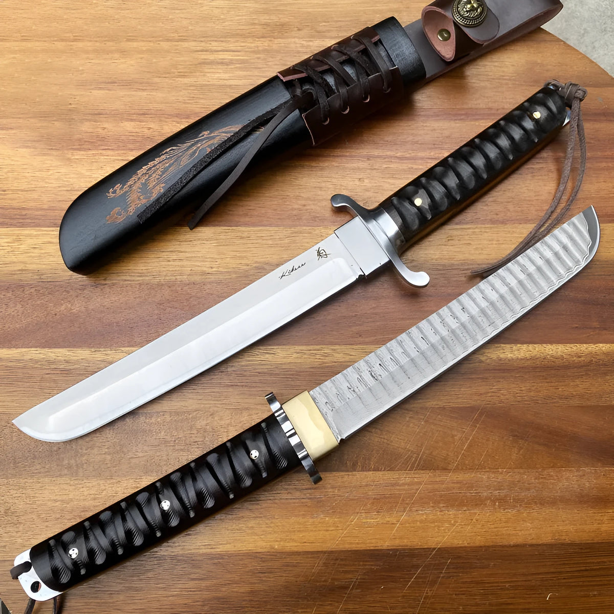 Damascus wooden sheath knife with keel-integrated full-tang blade and 62-degree knifepoint for outdoor camping