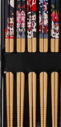 Bamboo chopsticks set with Japanese lucky cat and chi ya blue cartoon patterns, 5 pairs in packaging.