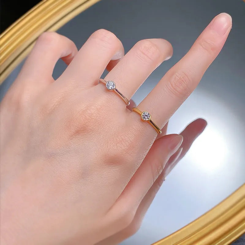 Minimalist silver crown-shaped ring with linear details in gold or platinum finish.