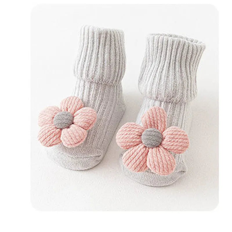 Baby socks in cotton with breathable sweat-absorbing features, available in multiple colours and XS S M sizes for infants