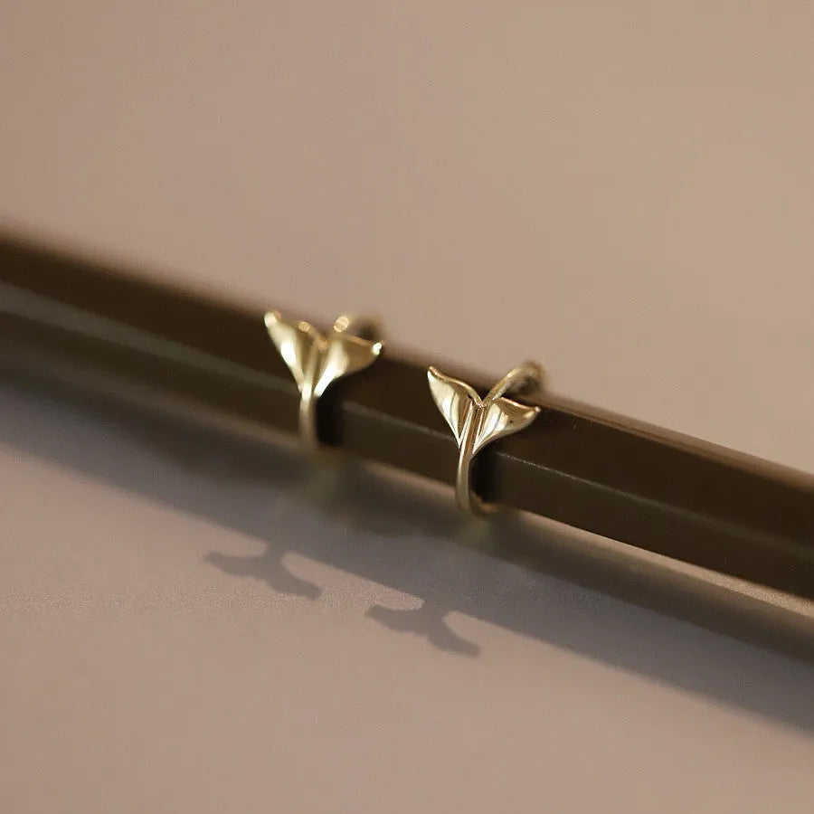 Sterling silver fishtail hoop earrings in gold and white gold finishes, 8mm inner diameter.