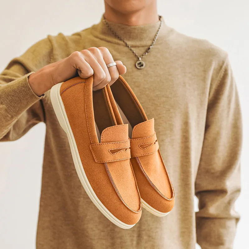 Men's casual suede shoes in British style with round toe and vulcanised rubber sole.